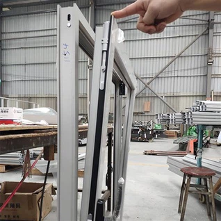 Nakláňanie a otáčanie okien